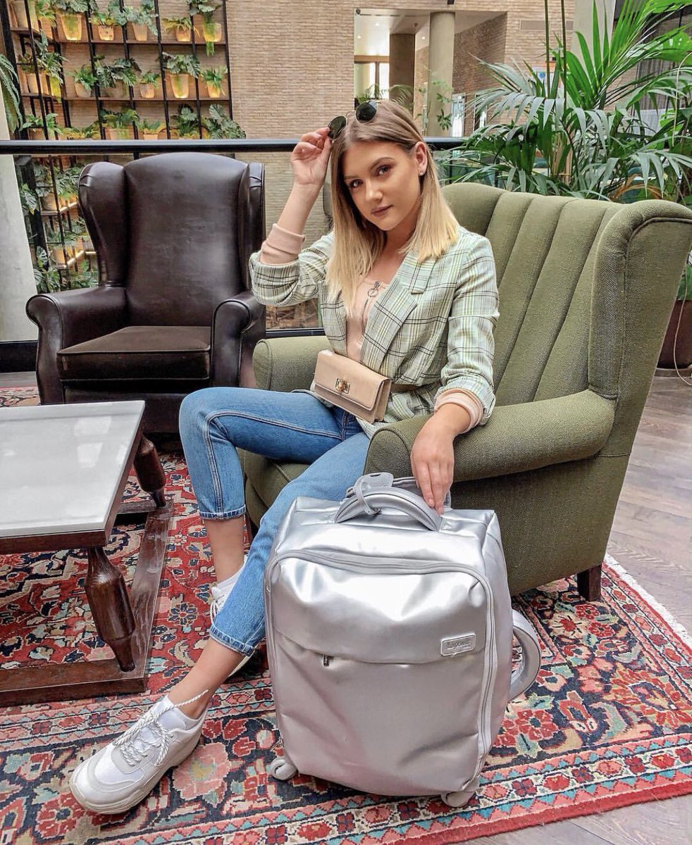 Holiday vibes from <a href="/beckiehart_/">B</a> with her stunning metallic beauty 
Lipault case 💕 can you take us next time? ✨🌍