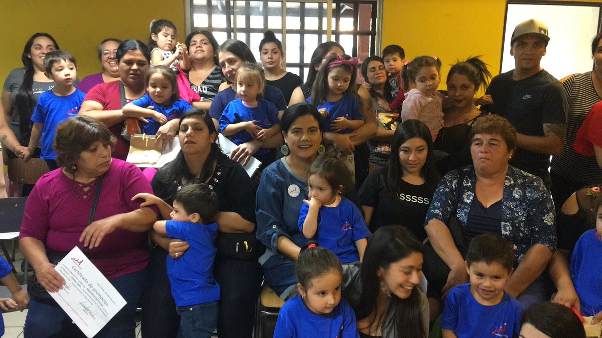 ninos_1ro's tweet photo. Junto a 30 familias y sus hij@s en Cerro Navia, dimos el vamos a nuestro segundo ciclo de educación inicial. Así ponemos a los niñ@s primero #educareinnovar #niñosprimero #programapadrehijo https://t.co/f6hWCdsF2n
