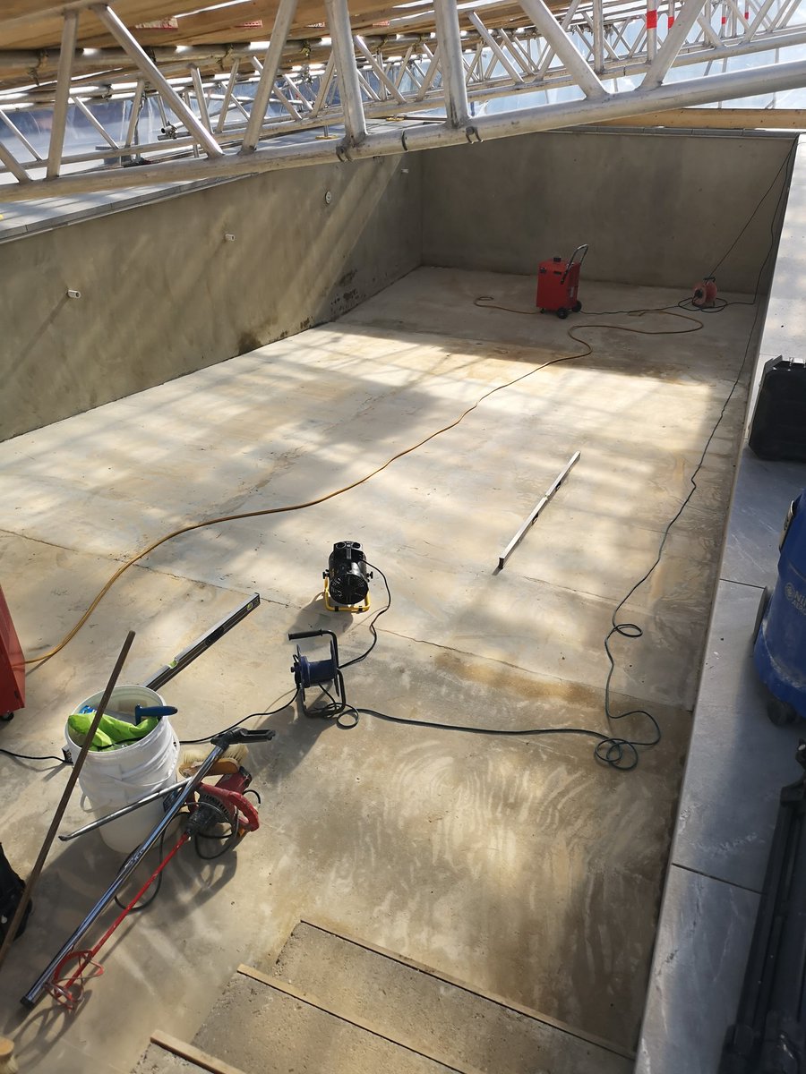 Roblowetiling's tweet image. Making progress on this pool. 1200x600 on the floor and end walls and 900x600 on the side walls using   kerakoll adhesive