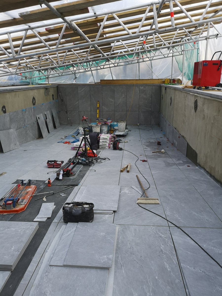Roblowetiling's tweet image. Making progress on this pool. 1200x600 on the floor and end walls and 900x600 on the side walls using   kerakoll adhesive