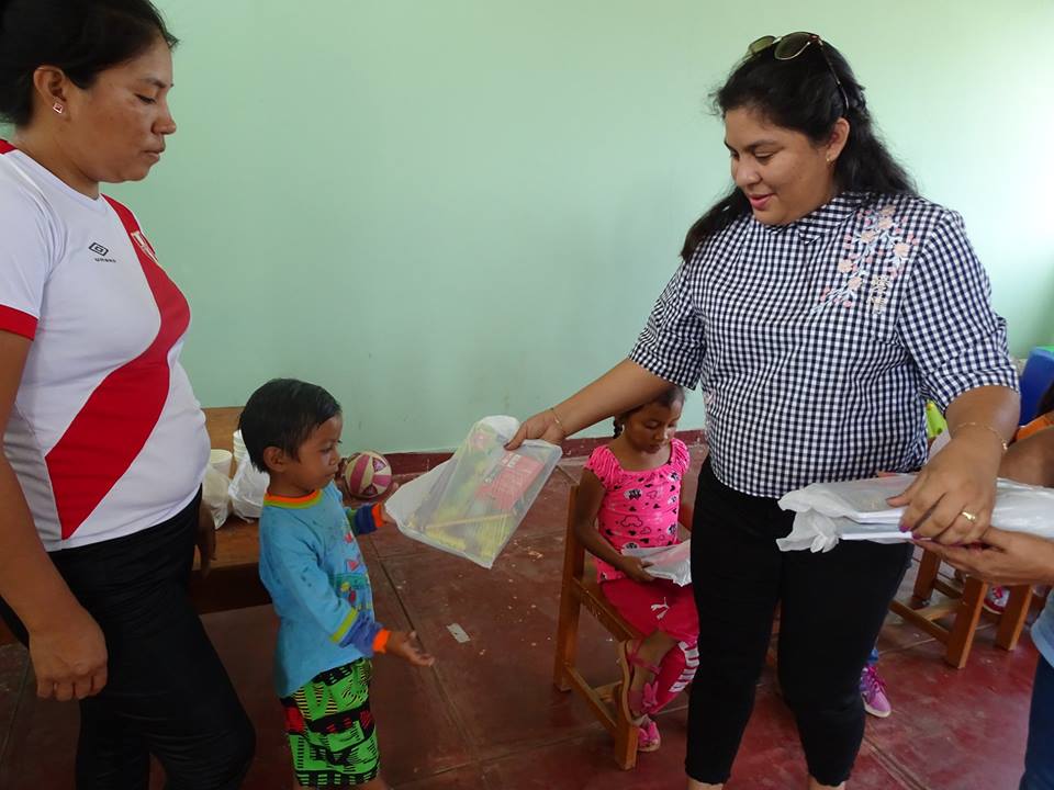 muni_talara's tweet photo. 🤝👏La presidenta del comité de Damas de la Provincia de Talara, Ornella Oliva, llevó ayuda social a los niños, y niñas en edad escolar de los caseríos del bosque de Pariñas https://t.co/hhTLlnf907