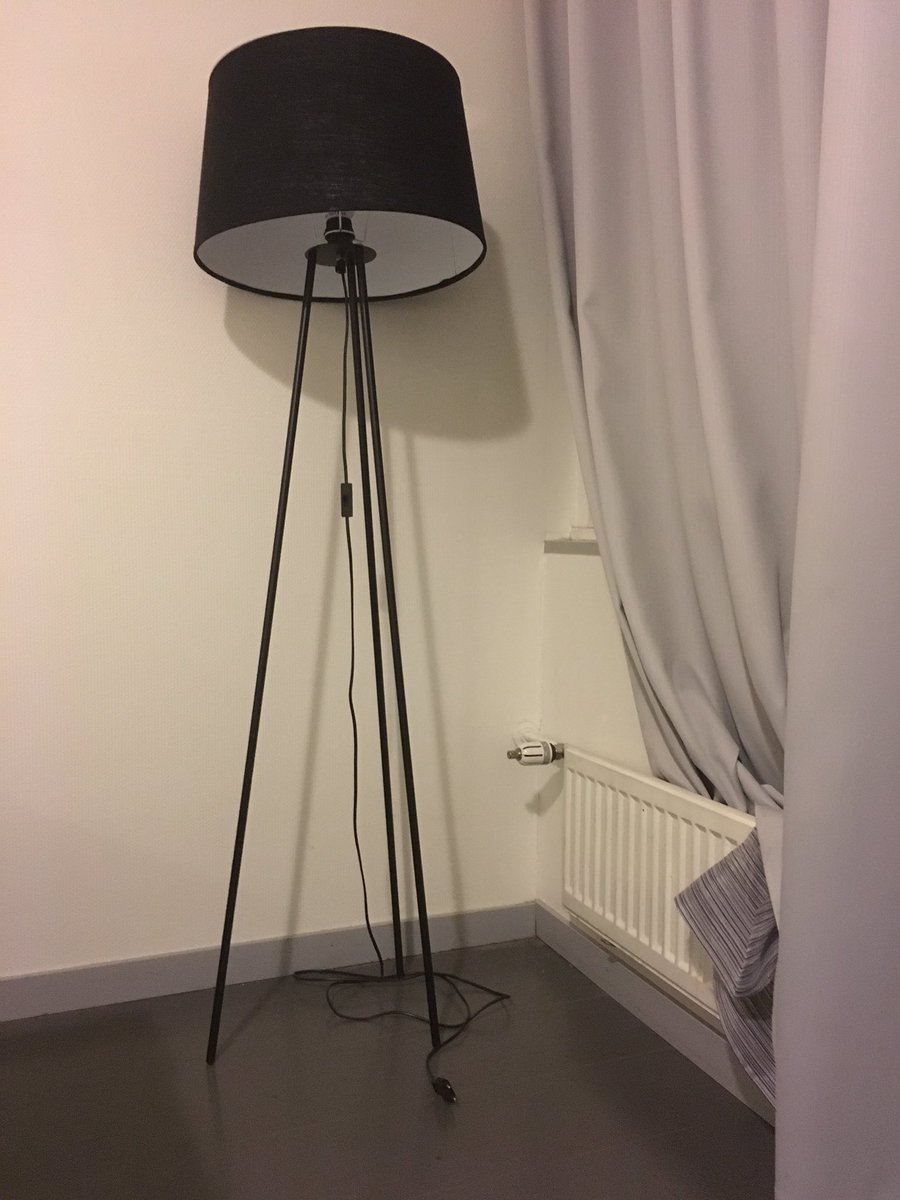 CatchMyPlane's tweet photo. Forgot something? #travel #ttot #lampbutnoplug https://t.co/jjzcT5tXw3