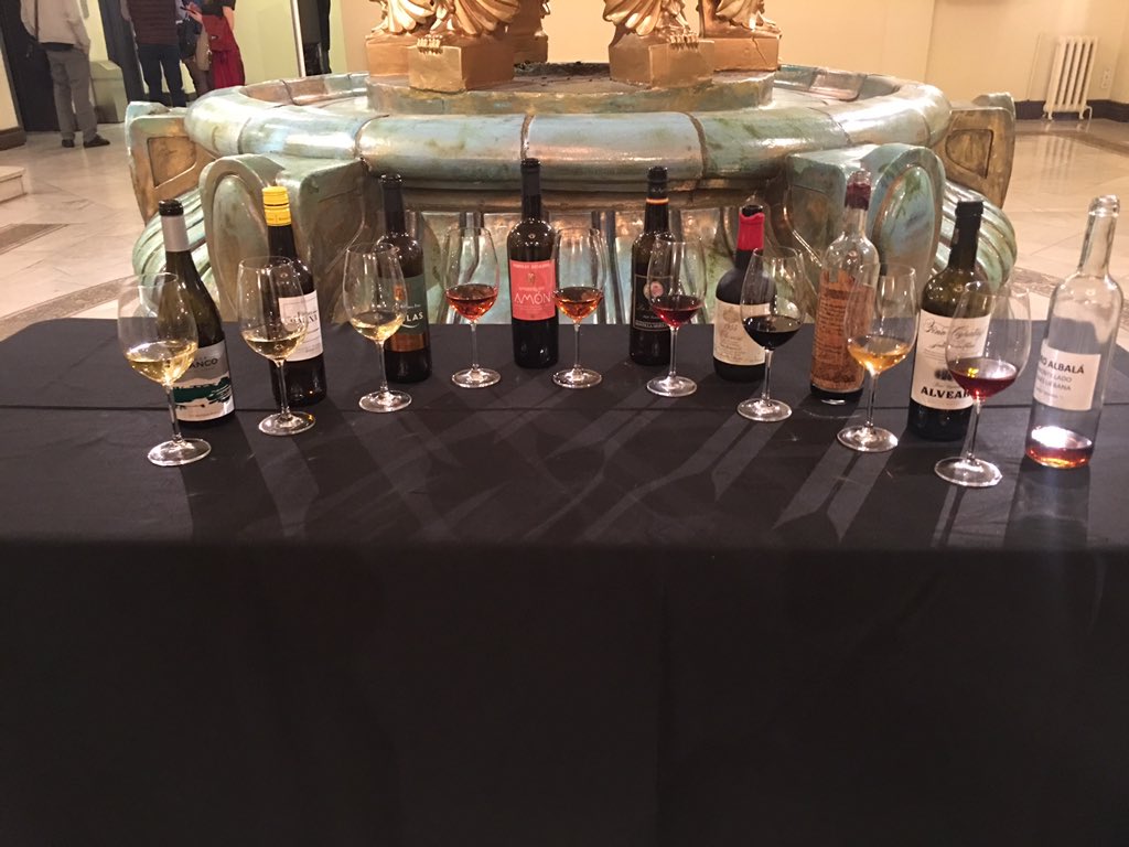 spanish_wl's tweet photo. Catando cosas increíbles de @vinosdomm con @JuanchoAsenjo Paco del Castillo y Juan Luis Asenjo, que se han atrevido a poner un Fino Capataz de @Bodegas_Alvear después de un PX viejo de Añada de @toroalbala y han rematado la cata con el Amontillado viejísimo Boabdil https://t.co/siam9BFwV5