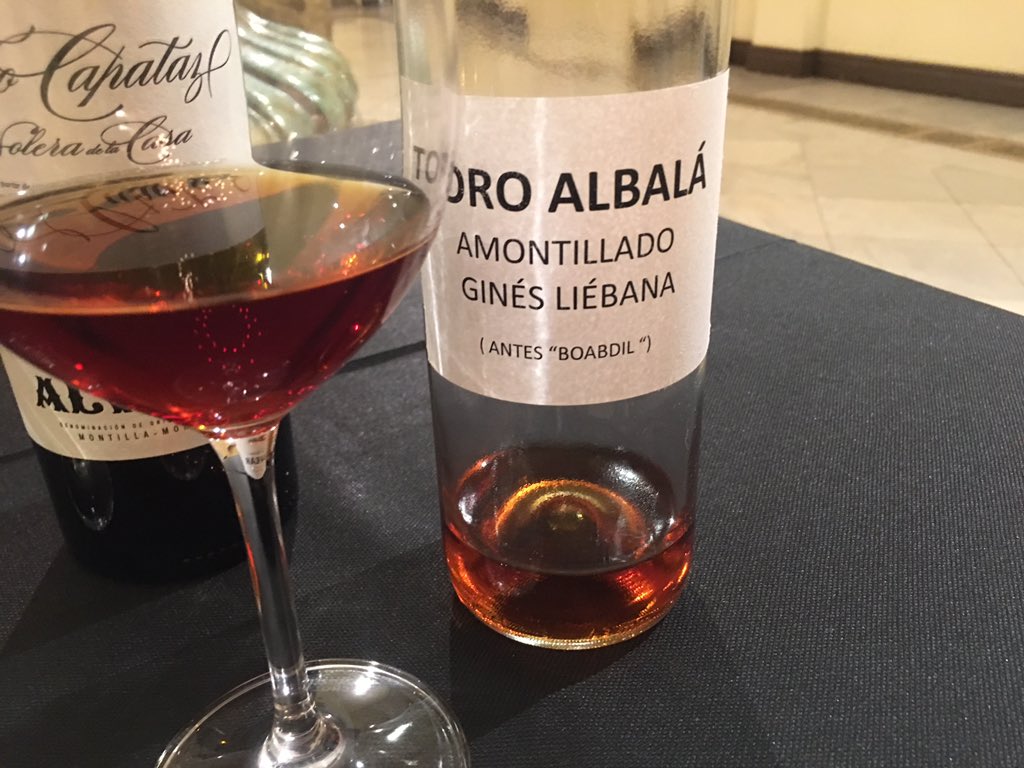 spanish_wl's tweet photo. Catando cosas increíbles de @vinosdomm con @JuanchoAsenjo Paco del Castillo y Juan Luis Asenjo, que se han atrevido a poner un Fino Capataz de @Bodegas_Alvear después de un PX viejo de Añada de @toroalbala y han rematado la cata con el Amontillado viejísimo Boabdil https://t.co/siam9BFwV5