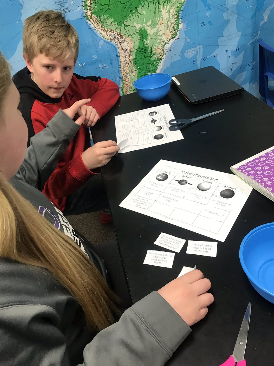 SnellDawnette's tweet photo. #CISclassact Ss using a planet sort graphic organizer to identify characteristics of the planets. https://t.co/5SH5EmNIRD
