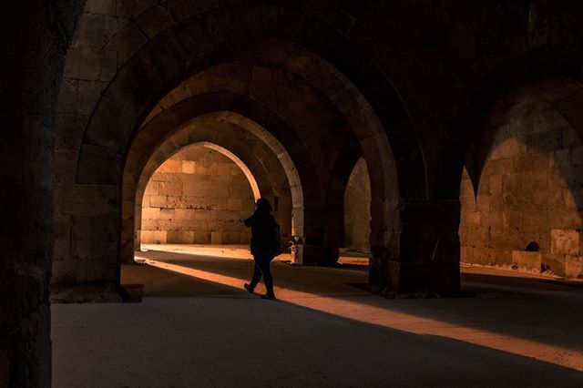tombourdon's tweet photo. Another shot from the ancient silk road where traders used to travel from East to West to sell their wares some 2000 years ago.

This photo shows one of the many karavan sarays dotted along the route. A karavan saray provided simple accommodation for the… https://t.co/OEmSXUPowG https://t.co/yRe204gl3K