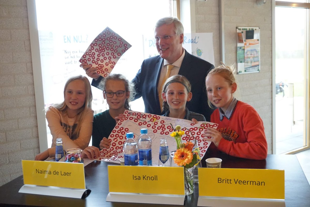 AndriesHeidema's tweet photo. Ambtsbezoek @G_Staphorst Samen met burgemeester @tcsegers : mooie ontmoetingen en gesprekken over samenwerking met inwoners, met kinderen, raadsleden en vele anderen: samen de schouders zetten onder de toekomst van onze samenleving. @BertKrale @alwinmussche @Lucas_Mulder https://t.co/vOBtWseCr5