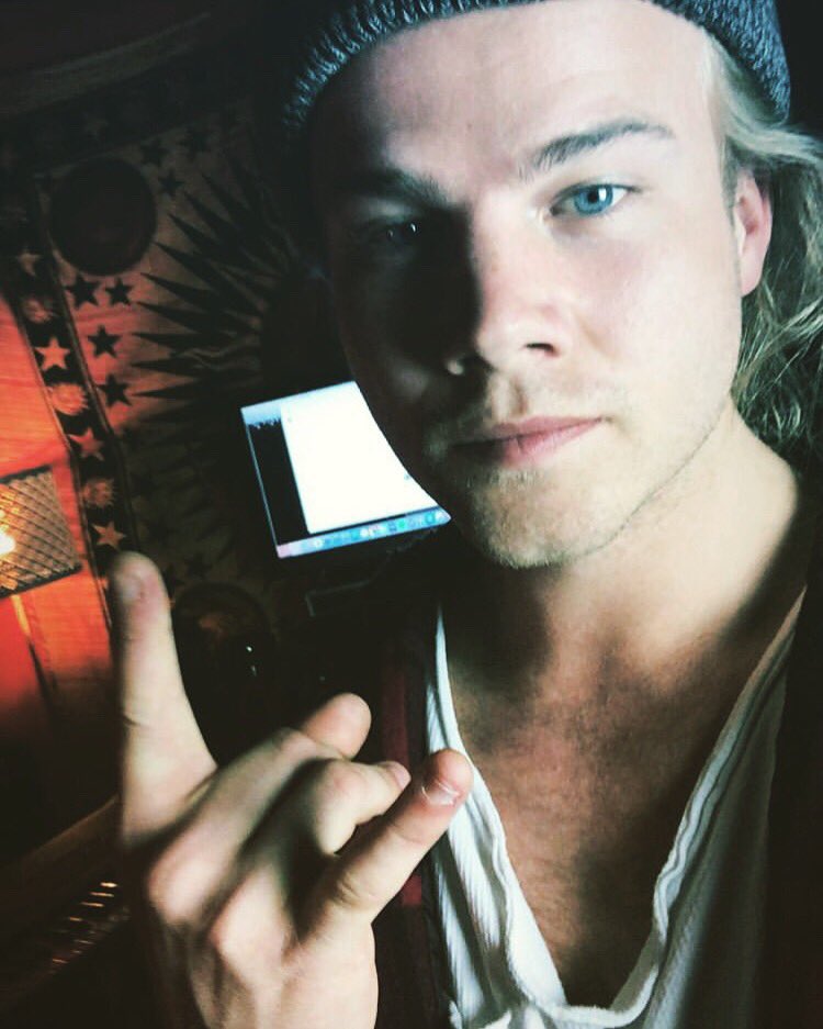 Chrisbournepro2's tweet photo. #lifelover ❤️🧡💛💚💙💜 #vibes 🌈✨ #music 🎤🎸 #hero 🥰🥳 #mft80s 💃🏼#chrisbourne ☮️💟 when you find out that not just James but also Chris wrote ”it Happens” melts my heart. I need bith written lyrics of this for a tattoo idea because both are my favourite musicians in the 🌎 https://t.co/DWDse32Asw