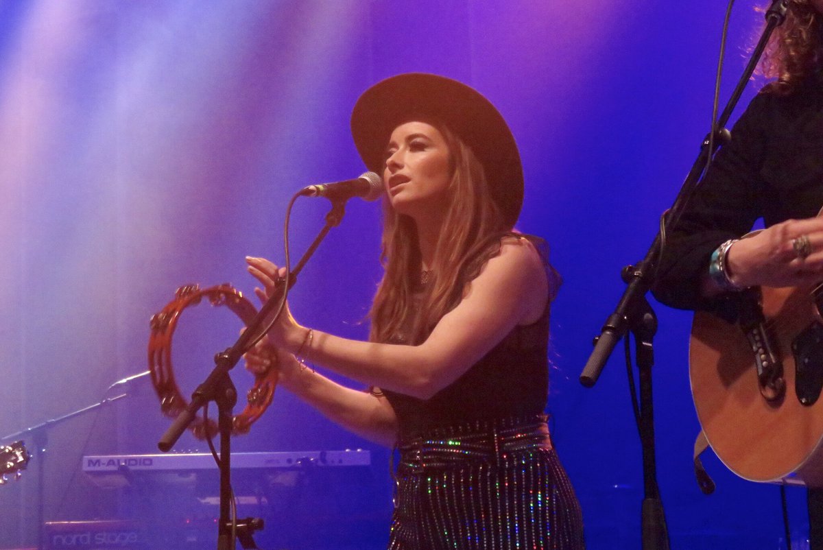1drinstar's tweet photo. The Wandering Hearts supporting Ward Thomas at O2 Shepherdβs Bush Empire in London tonight. #thewanderinghearts @thewanderhearts #restlessmindstour https://t.co/xDxwnQ29Yu