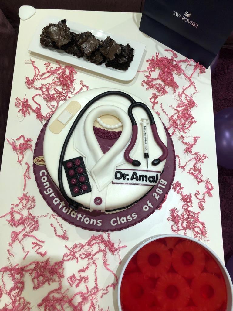 CrystalSuicide's tweet photo. Graduation celebration with the fam ☺️😍🎂🎓🎉💖 👩🏻‍🎓👩🏻‍⚕️ #GraduationCelebration #MedSchoolGraduate #Family #Senior2019 #Dr #StillNotUsedToThose2Letters #MedicalThemedCake https://t.co/RSaoj1BmsE