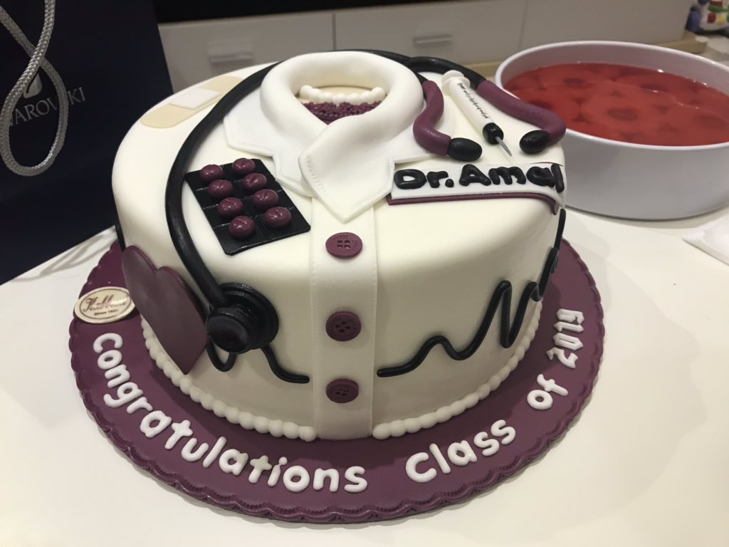 CrystalSuicide's tweet photo. Graduation celebration with the fam ☺️😍🎂🎓🎉💖 👩🏻‍🎓👩🏻‍⚕️ #GraduationCelebration #MedSchoolGraduate #Family #Senior2019 #Dr #StillNotUsedToThose2Letters #MedicalThemedCake https://t.co/RSaoj1BmsE