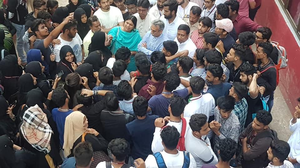NSUIMumbai's tweet photo. Today Under The Guidance Of @milinddeora Ji,@vipinsinghnsui & In The Presence Of Amin Patel Ji And @nsuisouthmumbai Team Led By @ansariowais103 Protested And Demand To Allow 400 Students To Appear For Final Exam Who Were Not Allowed At #BurhaniCollege
#MumbaiKaConnection
@guptar https://t.co/e3TwsgyS1r