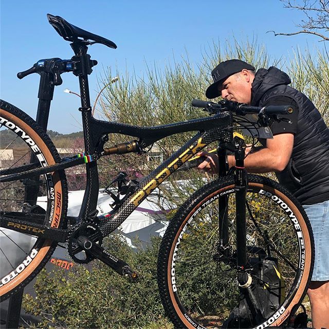 ProtekSpain's tweet photo. Mantener tu bici en las mejores condiciones te hará disfrutar mucho más de ella. #Protek #ProtekBikes https://t.co/E4D9xOec46 https://t.co/1BRcPnj6I2