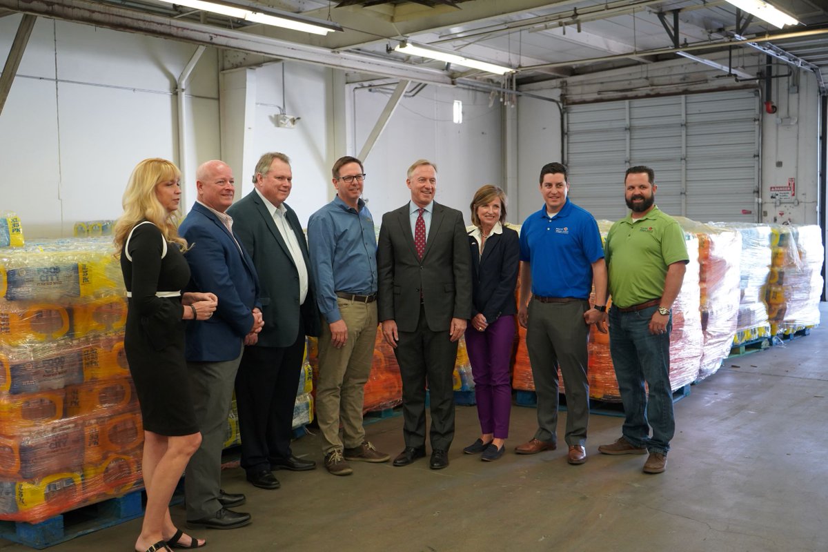 valleymetro's tweet photo. Today, we donated 66 tons of 💦 to @UnitedFoodBank along with construction partners on #GilbertRoad extension. Water bottles used as weight for system testing on your newest #lightrail extension! #valueoftransit #vmcares #givingback https://t.co/fUjka6c73L