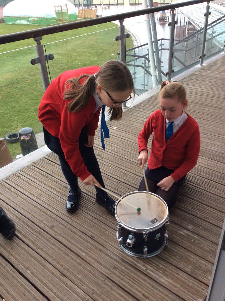 GUPSYearSix's tweet photo. Investigating how sound is made in 6C this afternoon! #vibrations #airparticles https://t.co/pQRfbEfAVU
