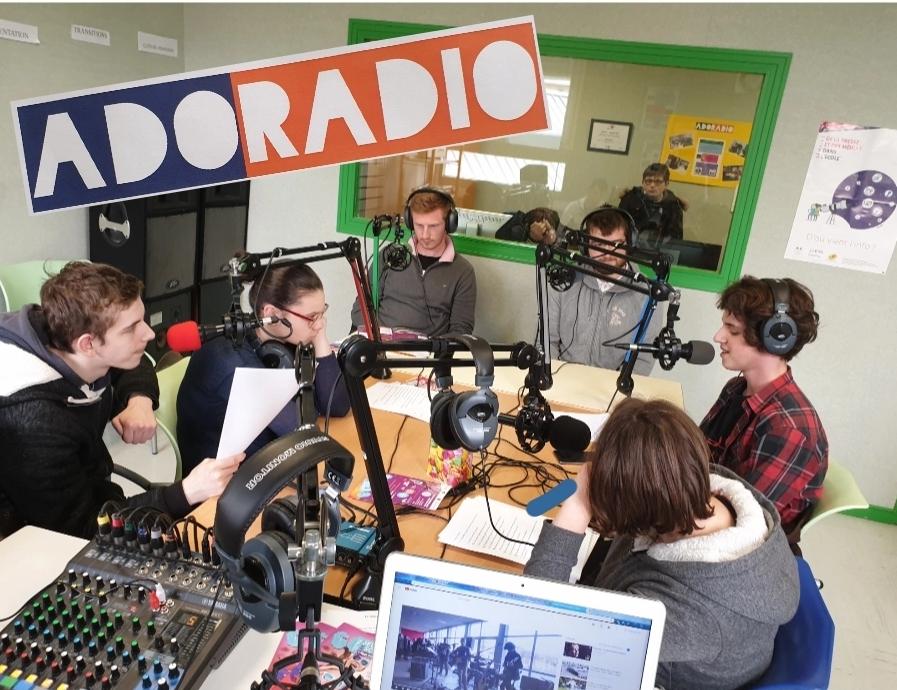 zefya_50's tweet photo. Au @lycdoisneaustlo, les élèves d' #AdoRadio ont interviewé des acteurs du festival Jeunes en Scène. Musique, théâtre, danses... Un festival surprenant, frais, gratuit et ouvert à tous! Du 10 au 12 avril 2019 au Haras de Saint-Lô.
Renseignements sur https://t.co/L3nR6xqPeq https://t.co/wvwRNWrKq4