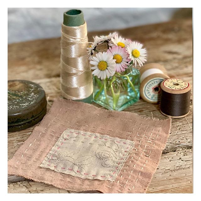 chalcraftdesign's tweet photo. Hooray! It’s #mendsday - Happy Mendsday everyone! Here’s my little patch made more for fun than a real, actual mend 🧵 🐝
If you followed #mendmarch with @visiblemend you might also like to check out the similarly fabulous #mendingmayhem hosted by @fie… https://t.co/EXFVhtGxG0 https://t.co/gWa6LZoW0R
