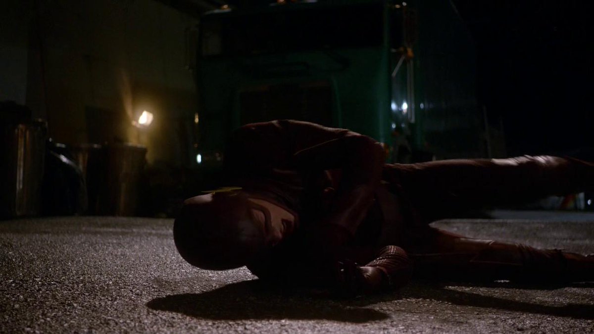 MorphoComics's tweet photo. Es bueno saber que la serie no ha perdido su esencia. Temporada 1 en el suelo, temporada 5 en el suelo :v #TheFlash https://t.co/MjjVQeYwur