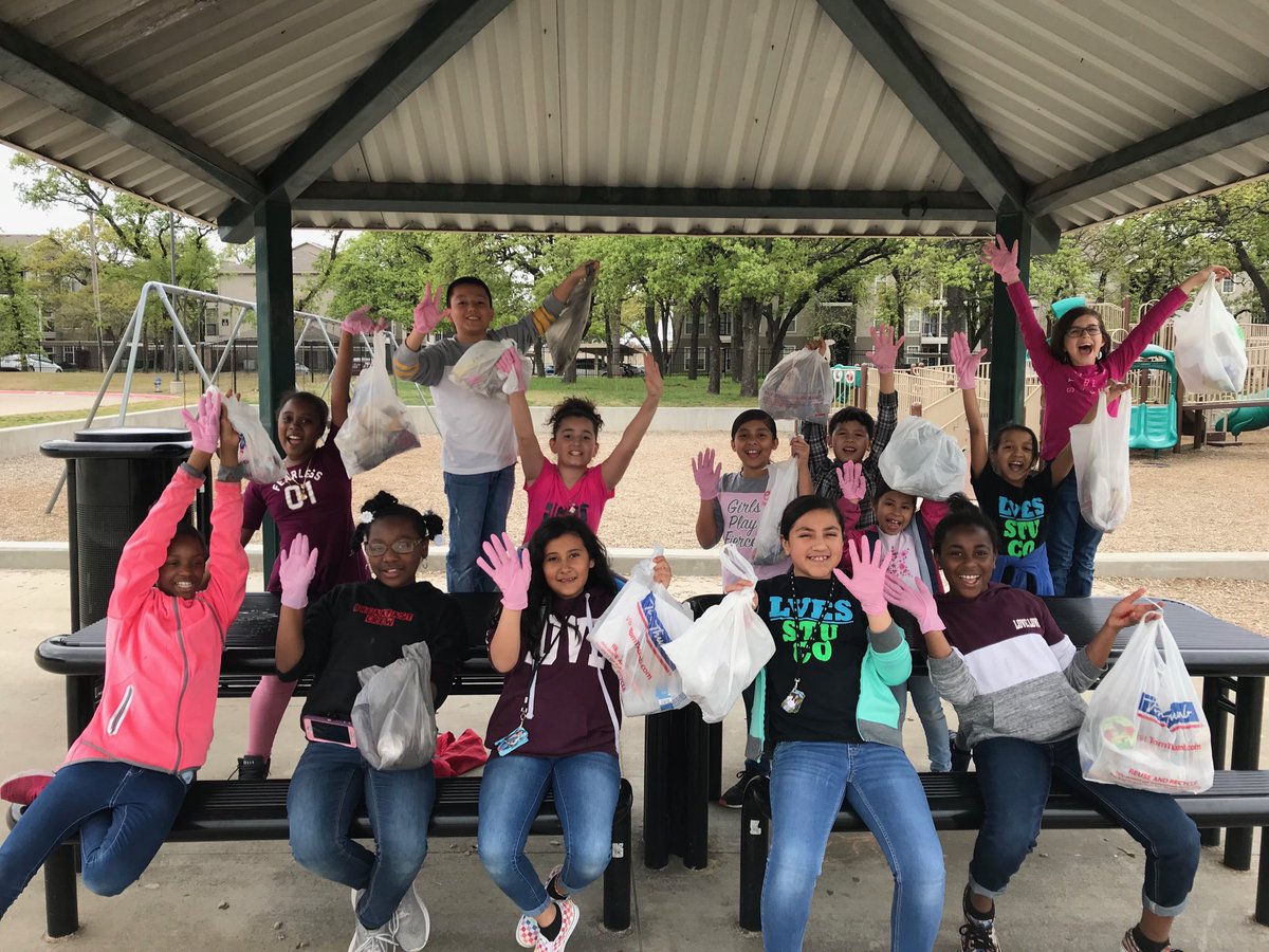 BethanyBHayes's tweet photo. LVES Student Council cleaning up our playground!! Way to be the change! ⁦@LewisvilleES⁩ https://t.co/h82Vesxg6j