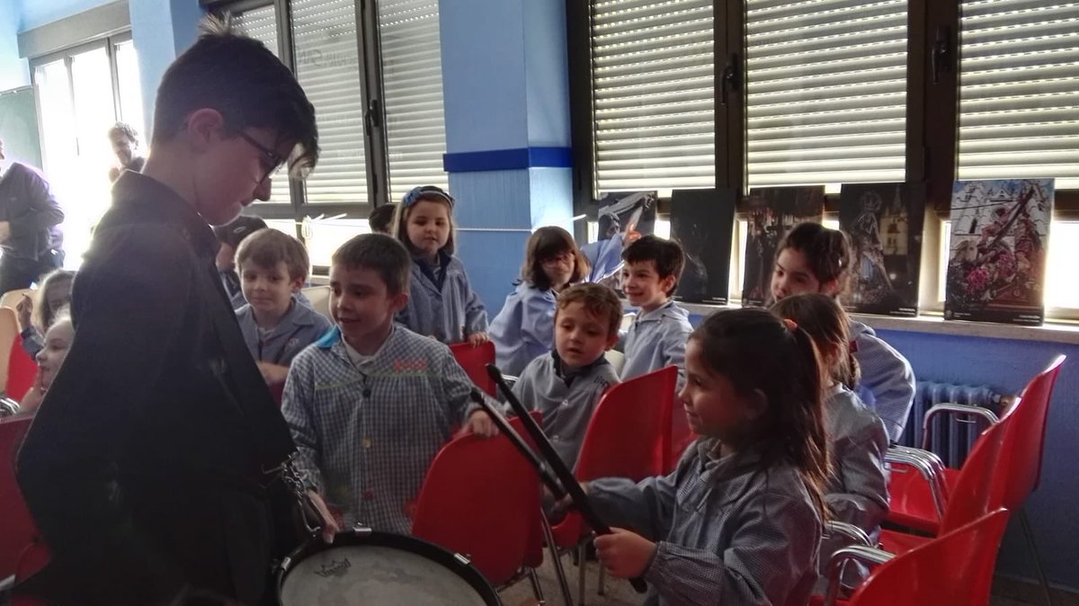 CCVirgenBlanca's tweet photo. Los alumnos de tercero de #educacioninfantil se acercan a la Semana Santa leonesa #leonesp con la ayuda de #papásymamás y otros alumnos #internivel #SemanaSanta2019 #CcVirgenBlancaLeón @FundEducere https://t.co/GoWJRhJJiL