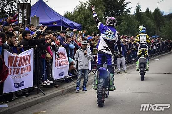 fmxarg's tweet photo. Show show show! Hacemos lo que mas nos gusta
#show #losnavarro #freestyleargentino #mxgp #mxgpargentina @sebasn123 @franavarro711 @factory_race #iraescapes #publico #gente #aficionados #fmx @HawkHelmets #freestylemx #fmxarg @mxgp @MXGPArgentina #oficial https://t.co/9BvxrphXZH