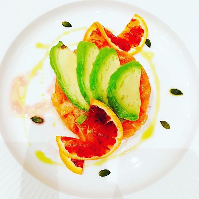 SilviaScarrone's tweet photo. 📍Milan (Italy): when a salmon tartar lover see a plate like this... and with avocado on top! 🤩 @ Acqua&amp;Farina the menu has a lot of variety and the pizza are delish as well! https://t.co/nPXyZipXA0 https://t.co/2obFI5RLlw