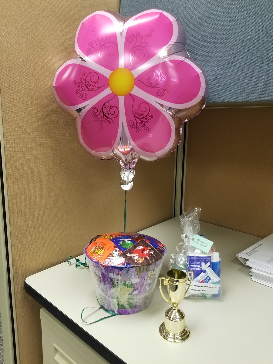 CrystalCoBrenda's tweet photo. Always a fun day at work but when you add some winning prizes it's even better!  #LoveMyJob #Funatwork https://t.co/wRRkudWzt7