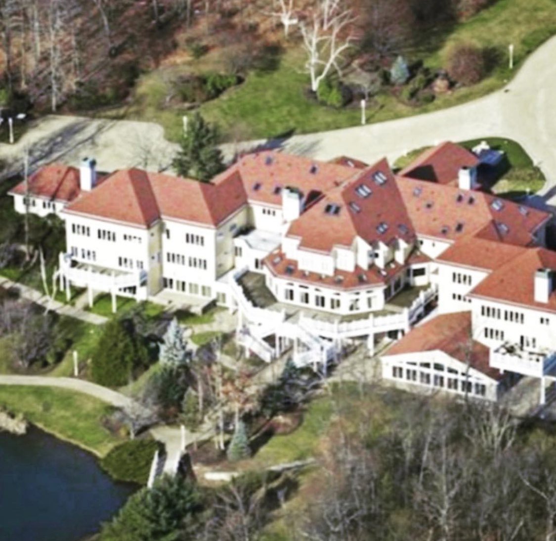 50cent's tweet photo. 3 Million for the kids, I haven’t stayed there for a while it feels good. Lets go I get to the💰Bag. 🍾#lecheminduroi #bransoncognac https://t.co/AGYAmv4ztZ