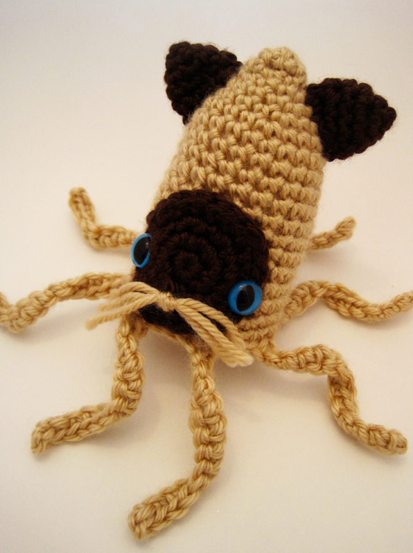 knithacker's tweet photo. Crochet Siamese Squitten - Squid or Cat? An Awesome Amigurumi That's Both! 👉 https://t.co/C5m6cI2nhz #crochet #amigurumi #squid #kitten #squitten https://t.co/IHXGFb6QtW