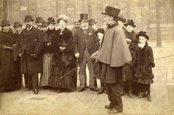 A Yeoman Warder taking tourists around the Tower of London in the 1800s. A scene that cab still be seen today #london #england #TowerofLondon #history