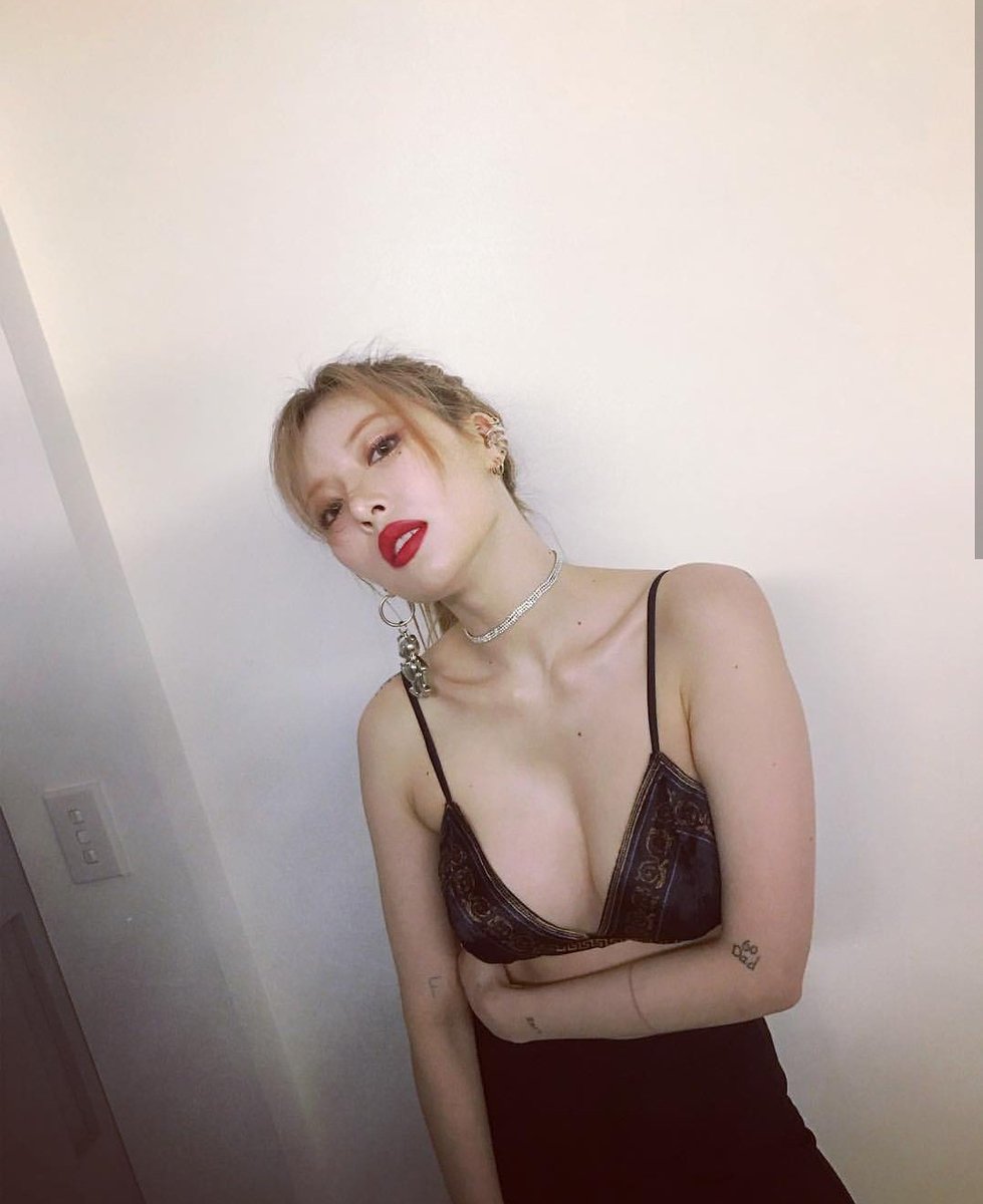 rosethxrns_'s tweet photo. —𝙧𝙚𝙙 𝙡𝙞𝙥𝙨, 𝙗𝙡𝙖𝙘𝙠 𝙝𝙚𝙖𝙧𝙩. https://t.co/SDqgckwL8d