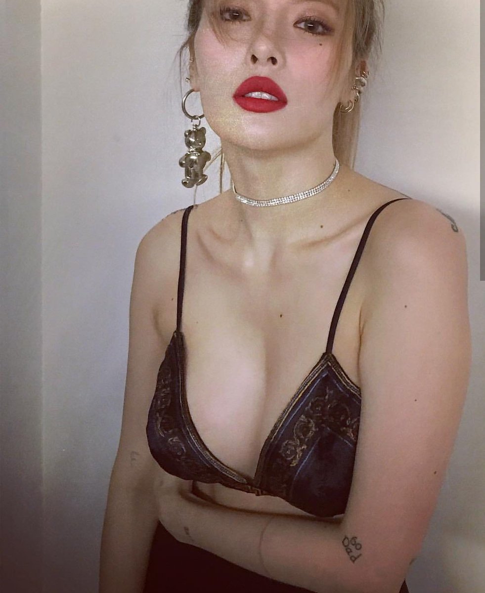 —𝙧𝙚𝙙 𝙡𝙞𝙥𝙨, 𝙗𝙡𝙖𝙘𝙠 𝙝𝙚𝙖𝙧𝙩.