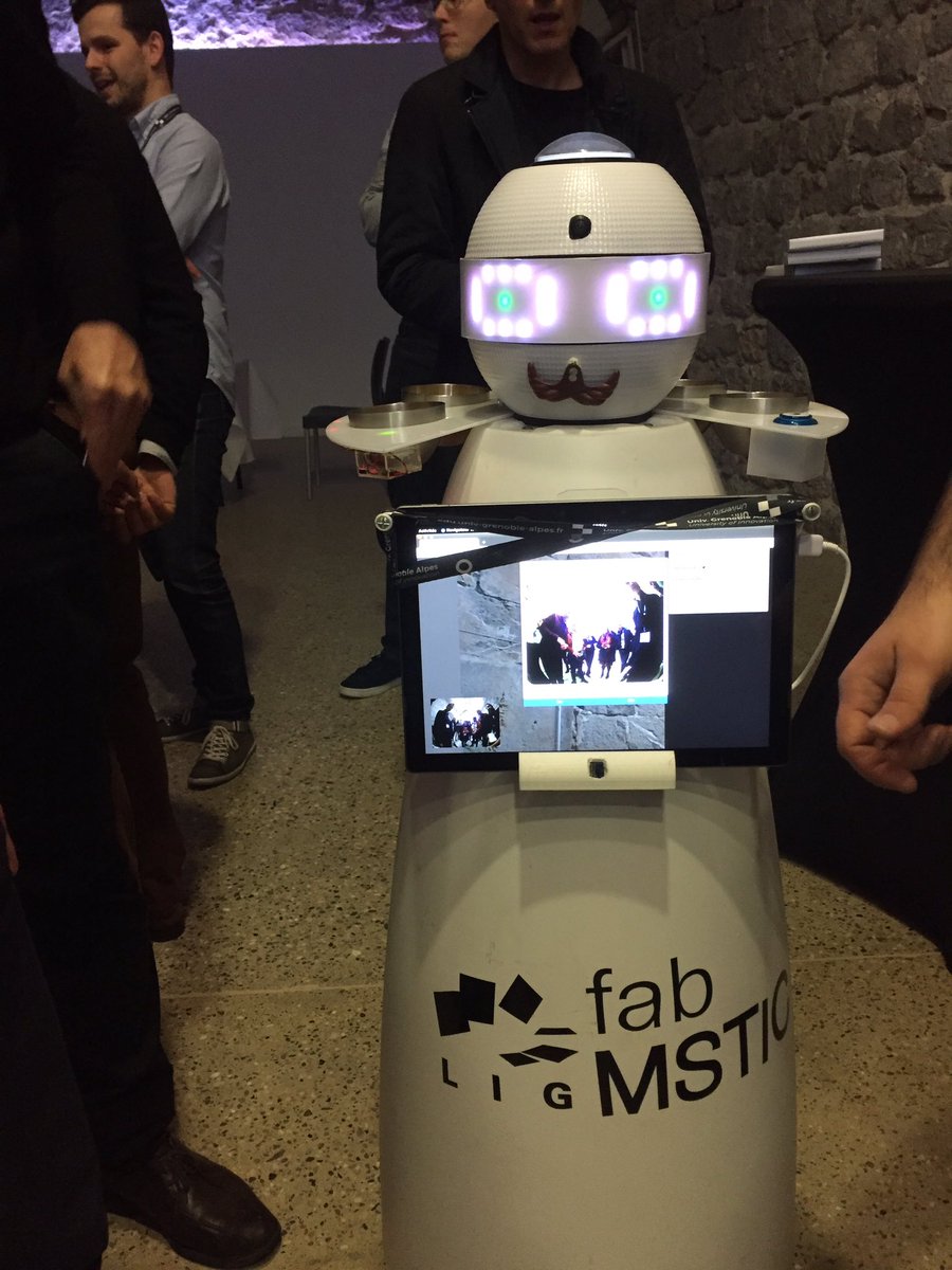 [BootCamp6] Folle soirée à la Bastille avec presentation du #FabLab avec Frederic Cantareglou pour les lunettes Numériques qui permettent de faire une visite virtuelle du Campus @u_grenoblealpes et avec Germain Lemasson pour ses robots @RobairLig.