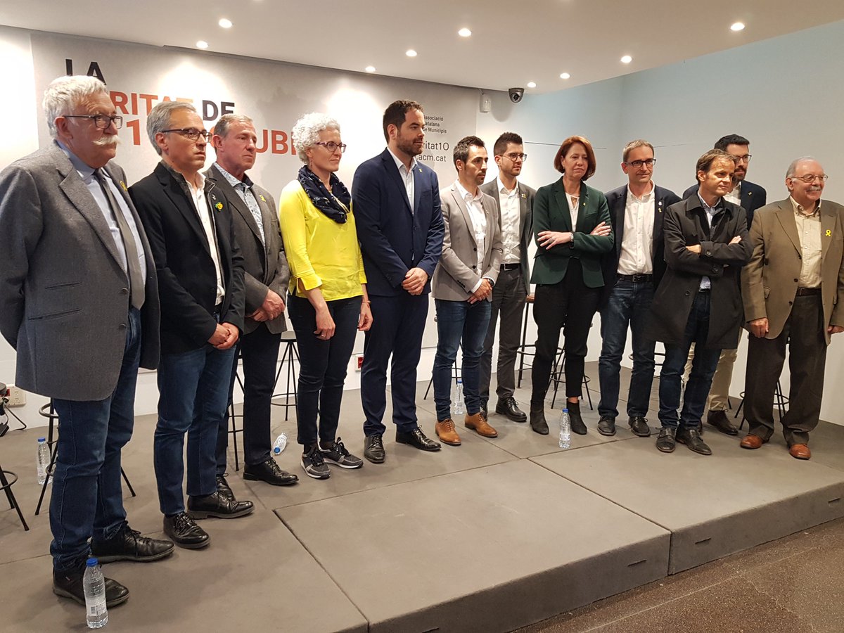 GARRIGASpuntCAT's tweet image. Una desena d’alcaldes i alcaldesses en representació dels 19 municipis que apareixen en l’auto del jutge Pablo Llarena, hem denunciat a Madrid que els cossos policials espanyols que declaren al judici  de l’1-O al Tribunal Suprem menteixen. #LaVeritat1O #ACM948 #JudiciFarsa #1o