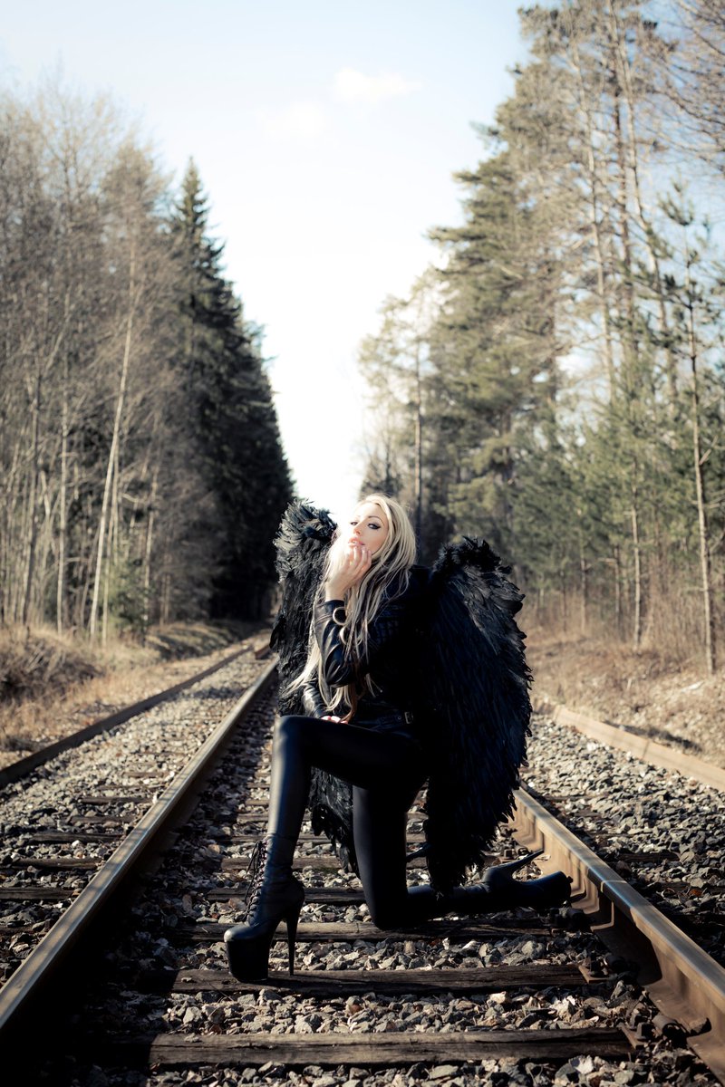 Novaflash_'s tweet photo. Dark Angel theme by photographer Per Angelsten 📸 🖤 It's finally a good weather to photoshoot outside 😁😁 #angel #novaflash_ #darkangel #angeltheme #photoshoot #pleasershoes #moody #portrait #sweden https://t.co/amqlTfth4C
