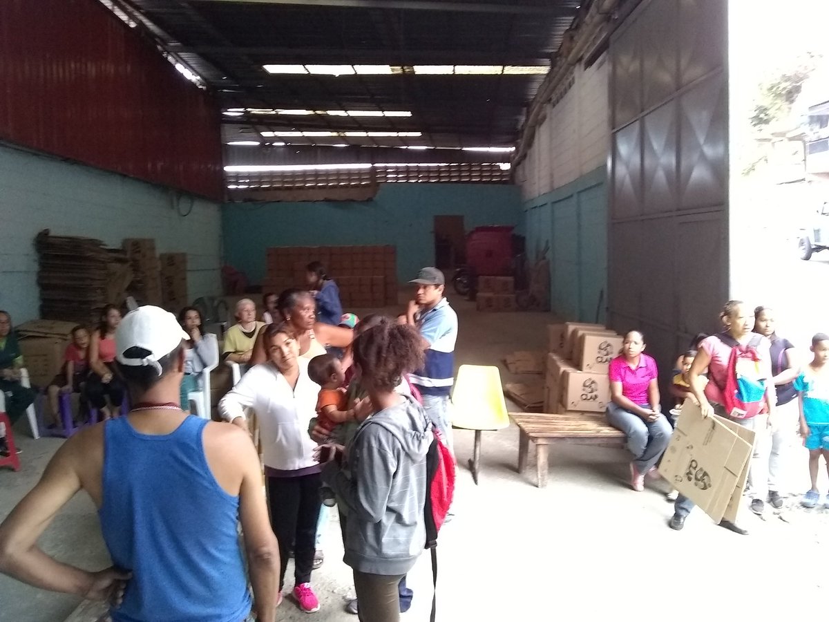 clap_clg23's tweet image. Jornada de entrega de cajas clap en nuestra comunidad de colina de loma grande #VenezuelaDerrotaElAtaque  @NicolasMaduro @Oficial_C_Clap @SierraCarlosVEN @YepfriArguello
