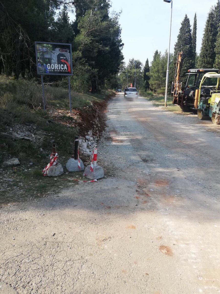 putevipg's tweet photo. Privredno društvo Putevi d.o.o. Je započelo radove na sanaciji postojećeg asfaltnog kolovoza na dužini od 450m, na izgradnji nove biciklističke staze, kao i na sanaciji parking prostora kapaciteta 12 pm u Ulici Božidara Vukovića, park šuma Gorica. https://t.co/VjFixwjUFO