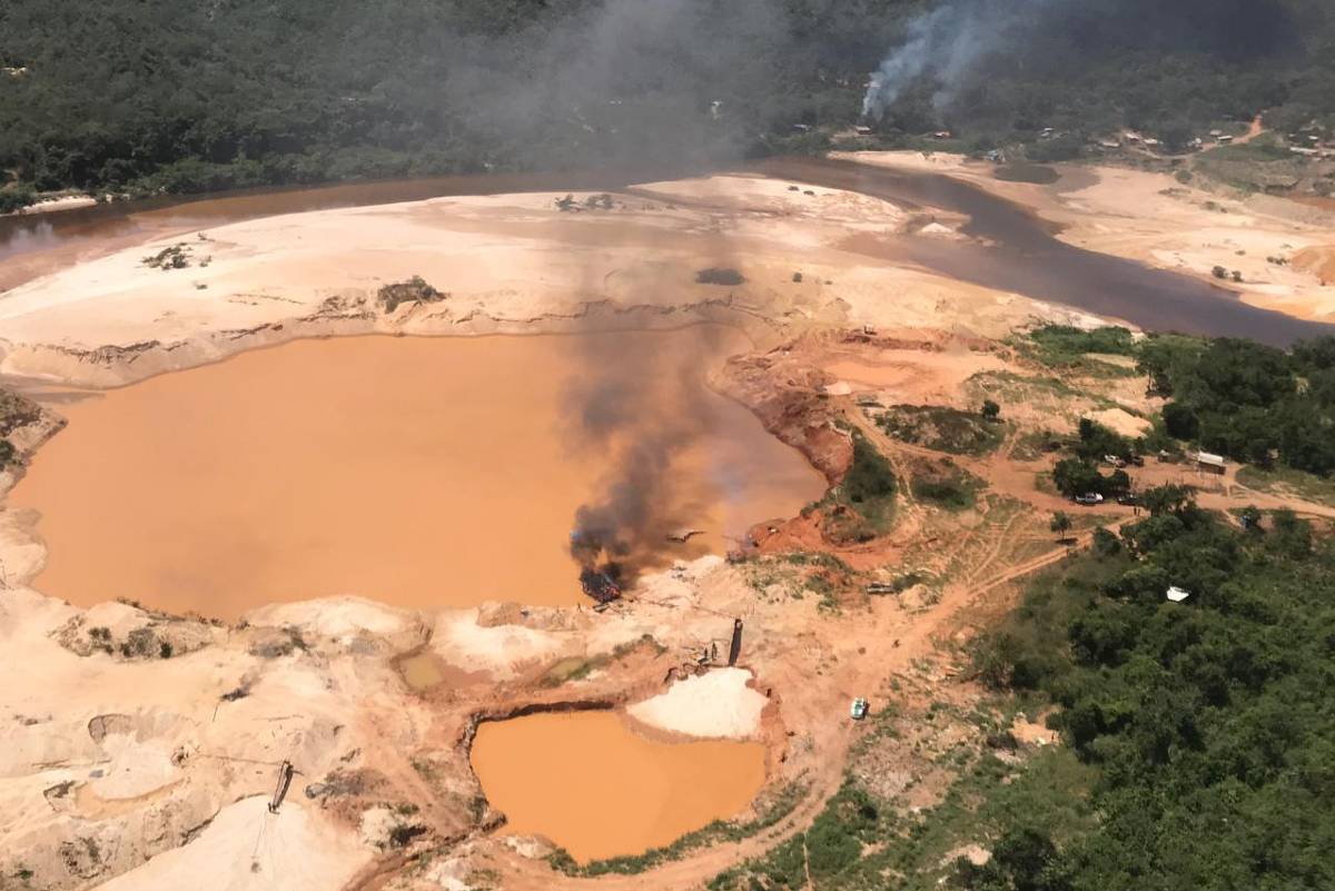 UmaGotaNoOceano's tweet photo. #Garimpo ilegal destrói Rio #Jequitinhonha e degrada 77 hectares de mata em 1 ano. Região é tombada pelo Instituto Estadual do Patrimônio Histórico e Artístico de Minas Gerais (#Iepha). https://t.co/Q0o9z5qAR4
#EmNomeDeQuê https://t.co/5M7zAxFeb0