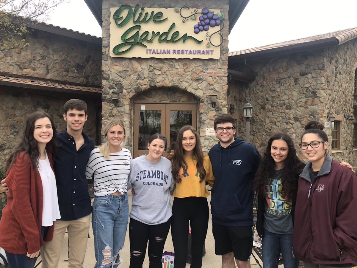 LdStuco's tweet photo. StuCo Officer Lunch! Goodbye 2018-2019 Officers and Welcome 2019-2020 Officers🥰 https://t.co/Z9iZayFUL5