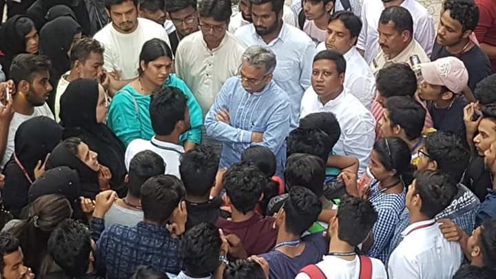 ansariowaisNSUI's tweet photo. Today Under The Guidance Of @milinddeora Ji,
In The Presence Of @mlaAminPatel Ji,@Kanojiaheena Ji @nsuisouthmumbai Team Led By @ansariowais103 Protested And Demand To Allow 400 Students To Appear For Final Exam Who Were Not Allowed At #BurhaniCollege
#MumbaiKaConnection
@guptar https://t.co/2so0fsmIkD