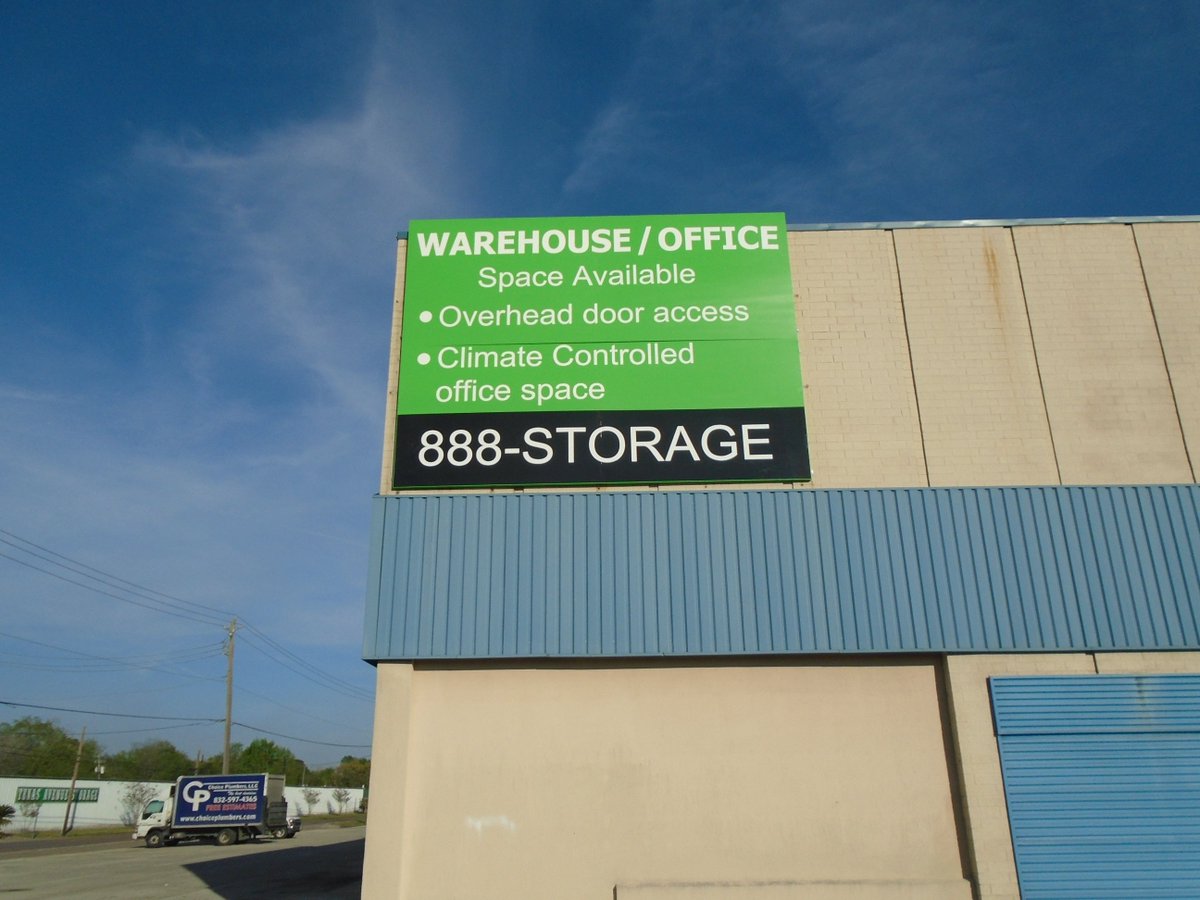 It's so easy to find your way to Extra Space Storage in Baytown after our latest install! If you need some storage go check them out.  #scasigngroup #extraspacestorage #signinstallers #houstonbusiness