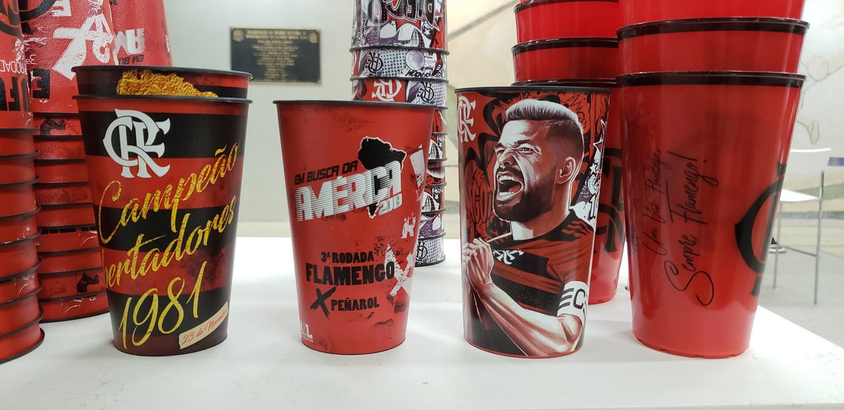Flamengo's tweet photo. Os copos de hoje! Tem pra todos os gostos e pra quem gosta de colecionar.

Lembrando que não será possível entrar com copos no estádio. Diga não à pirataria! #FLAxPEN #CRF https://t.co/1bH1Djt78S