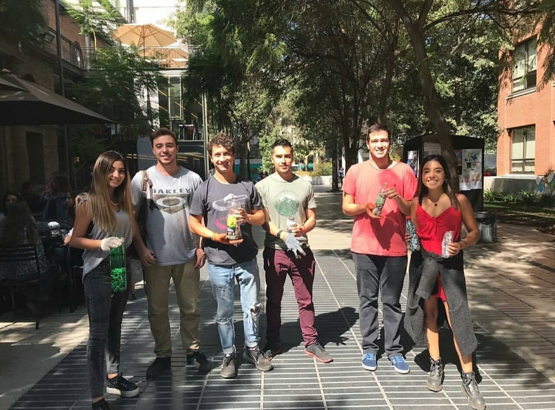 biosferamia's tweet photo. @CADEUC en su vocalía de sustentabilidad, en solo 20 minutos por la Alameda han llenado 5 botellas con colillas de cigarro #5lillaschallenge #sincolillaschallenge https://t.co/JHwL8h49Q6