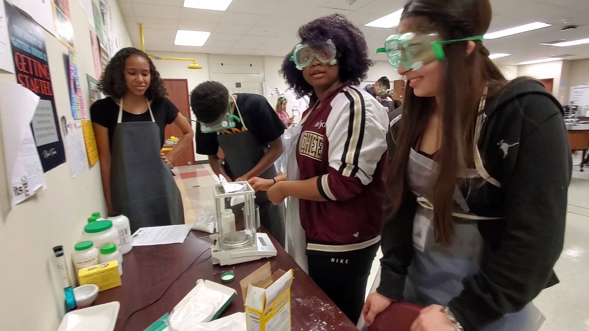 MsHarris_SCHS's tweet photo. #LABSandLAUGHS 😂 #IodineClockChallenge #PreAPChemistry #Chemistry #SCHSweareone https://t.co/ipgjrjt2WA