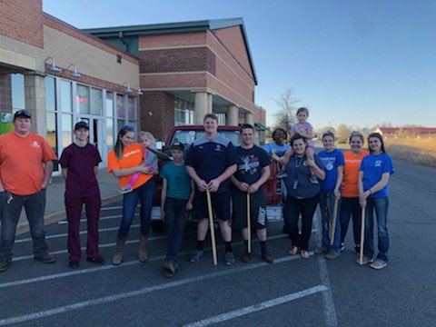 AggieEagles's tweet photo. Today our FFA Chapter cleaned up Patrick Henry Blvd in Bealeton. Thank you to all the community members that stopped and said Hi!  #perfectspringday https://t.co/aVm9KLyAi2