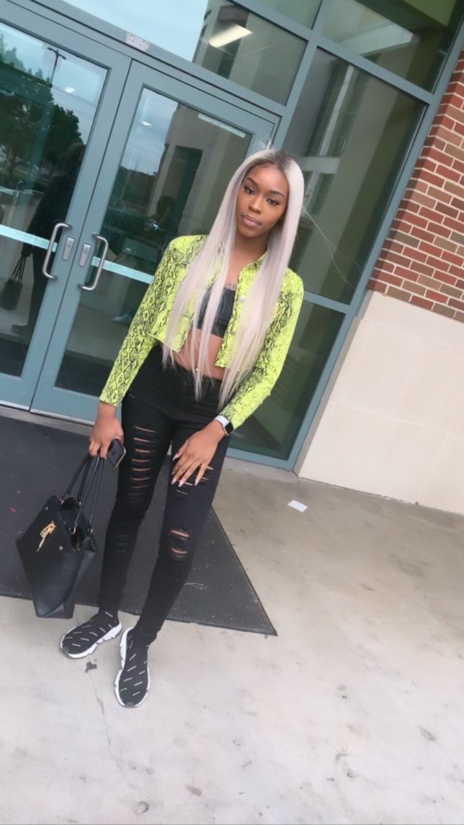 _CallMeTaee's tweet photo. It’s like a funeral when they see me, cause these hoes faint🤧 https://t.co/JlZpQuCMnb