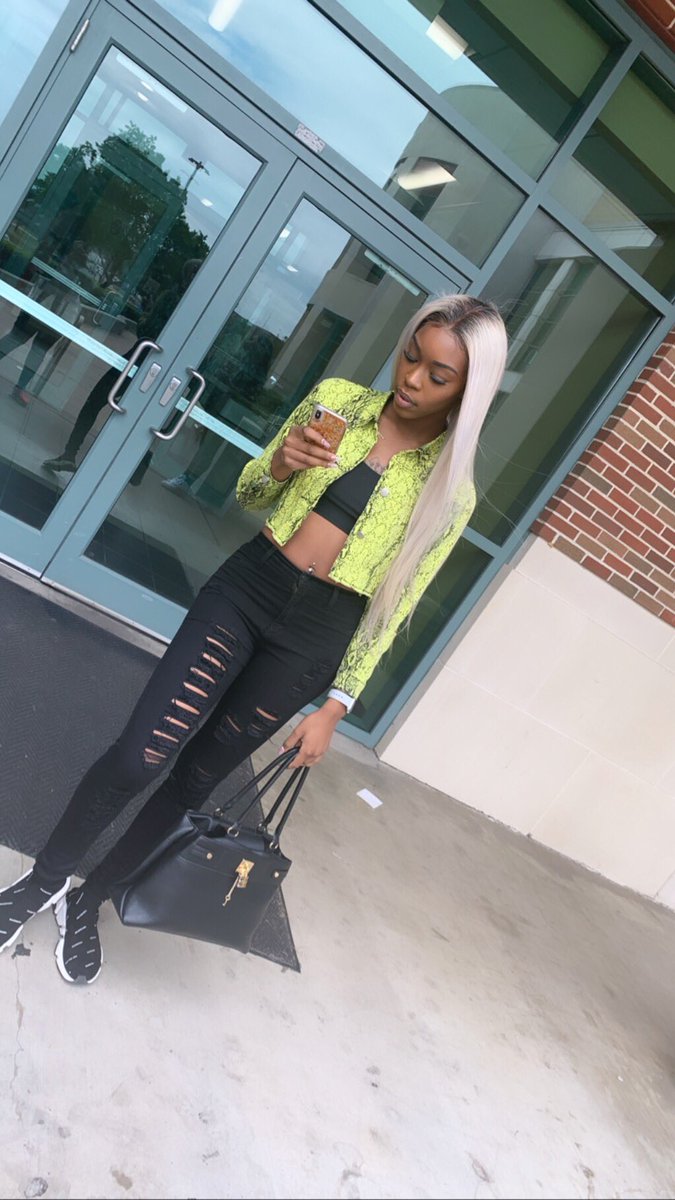_CallMeTaee's tweet photo. It’s like a funeral when they see me, cause these hoes faint🤧 https://t.co/JlZpQuCMnb