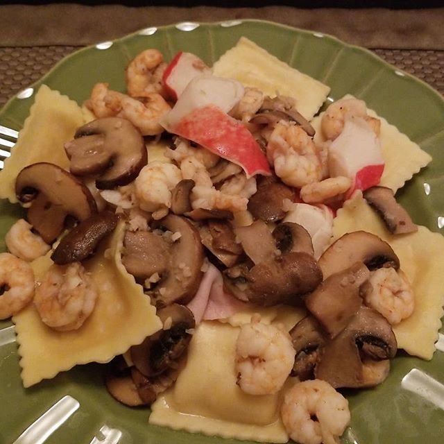 Hozer505's tweet photo. Crab & shrimp raviolios @nora_5o5_303 brought home from le Sprouts, topped with more crab & shrimp, and mushrooms.
D E L I S H
#FatKidCode #FoodPorn #TeamPiggy https://t.co/Lj8wqssqoV https://t.co/Or3jDgoZ7o