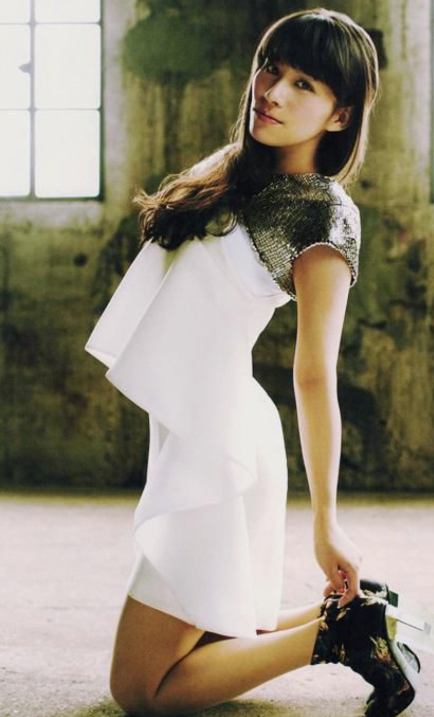 P 春秋 Perfumepd考察 あ ちゃん ロマンス2ndグレース 長年perfume のパーマ ワンピース フェミニン担当 本人の好みもあり していたがフェミニンやキュートによせすぎると男顔 直線要素 もあり垢抜けない印象 賢いセクシーさを全面にだすと あ