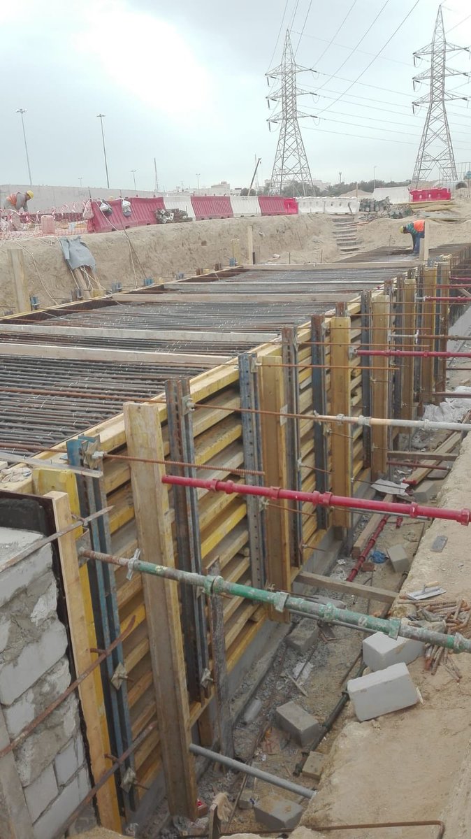 أعمال مجرور صرف مياه الأمطار المتقاطع مع منحدر الجسر عند تقاطع طريق الدائري السابع مع طريق الملك فهد بن عبدالعزيز بمنطقة الظهر.